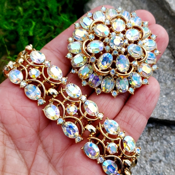 Vintage Crown Trifari Aurora Borealis Faceted Rhinestone Gold Rhodium Bracelet - Picture 6 of 16